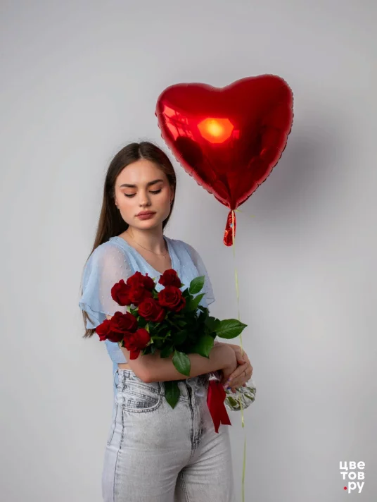 9 красных роз и Шар Красное Сердце
